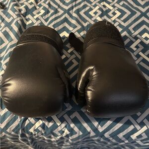 Boxing gloves. No brand